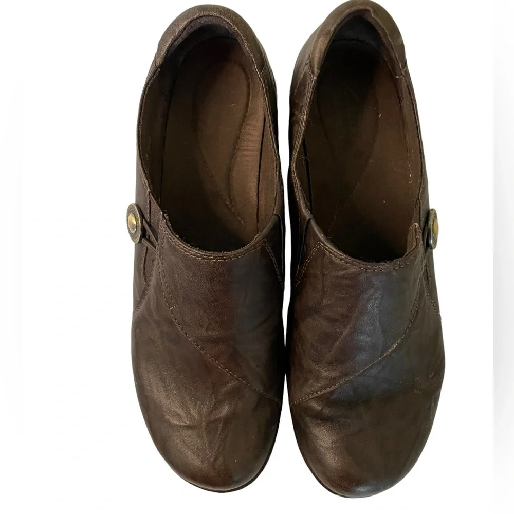 Clarks distressed brown